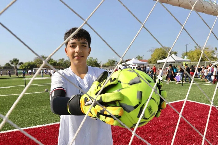  Más espacios deportivos para prevenir la violencia; Bedolla inaugura cancha de fútbol 7 en Apatzingán