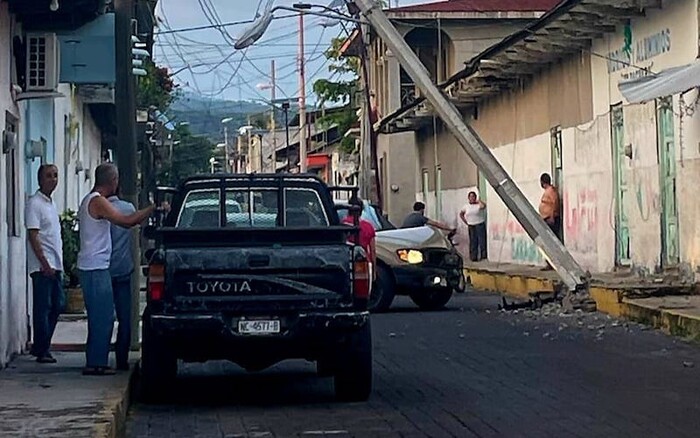 Matan a “El Zarco” mientras conducía camioneta en Parácuaro; se desata balacera en la zona