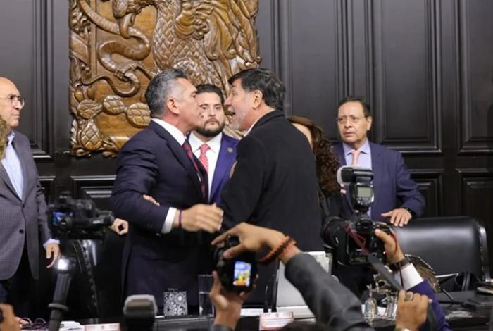 Mayoría morenista en el Congreso señala como 'cobarde' la agresión de Alito Moreno