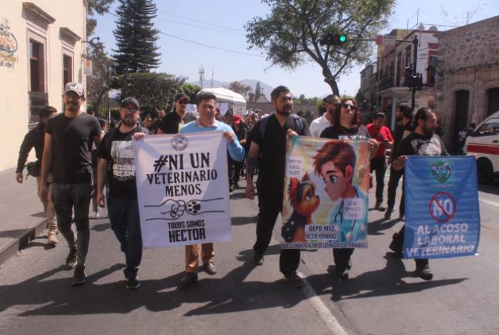 Médicos veterinarios marchan en Morelia por la dignificación de su profesión