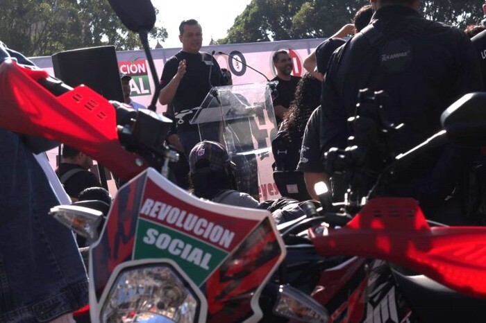 Memo Valencia regala 5 motocicletas a Grupo Tigres con su sueldo como diputado