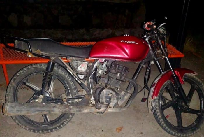 Menor de 13 años se accidenta al realizar caballitos sin luz con su moto en Apatzingán