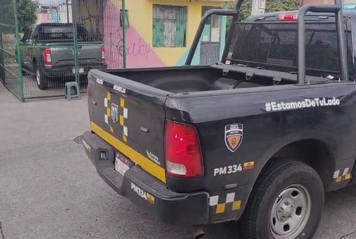 Metía su camioneta a la cochera cuando le disparan en presunto asalto en Morelia