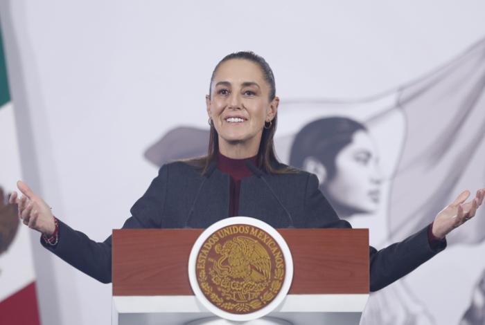 México abre la puerta a un puente aéreo con Cuba tras el envío de ayuda humanitaria