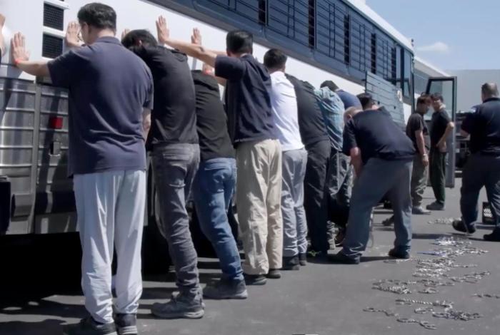 México confirma la detención de 23 connacionales en redada en planta de vehículos en EUA