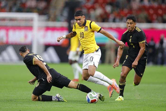 México mejora el semblante ante una selección ecuatoriana rocosa