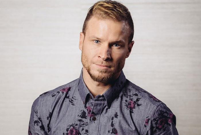 Miembro de Backstreet Boys demanda a Policía por no evitar que turistas entren a su playa