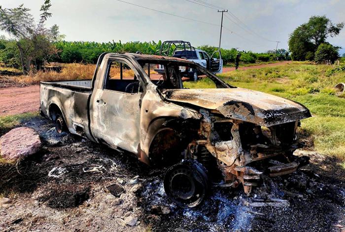 Mientras atendían reporte de camioneta calcinada, lanzan explosivo contra policías en Apatzingán