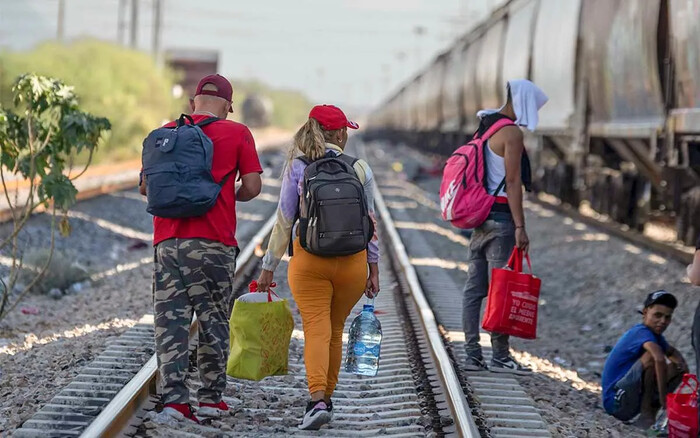  Migrantes en la frontera luchan por conseguir asilo en EU