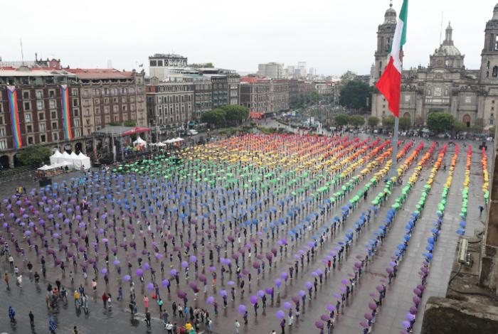 Miles de mexicanos hacen de la bandera LGTBI un monumento dedicado a la diversidad