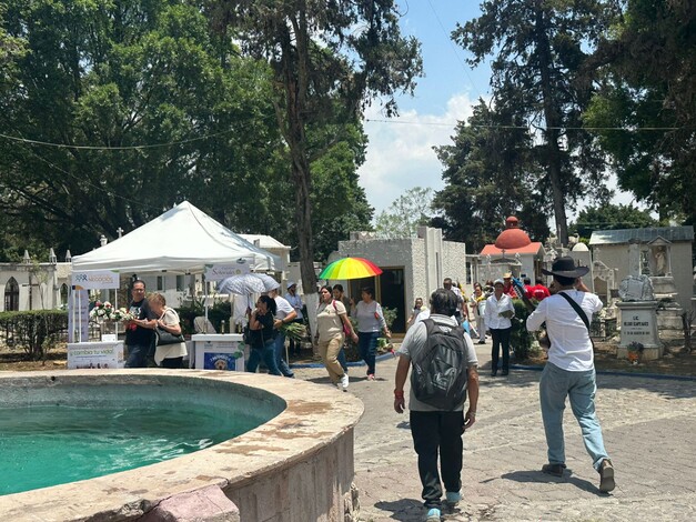Miles de personas acuden al Panteón Municipal para conmemorar el Día de las Madres