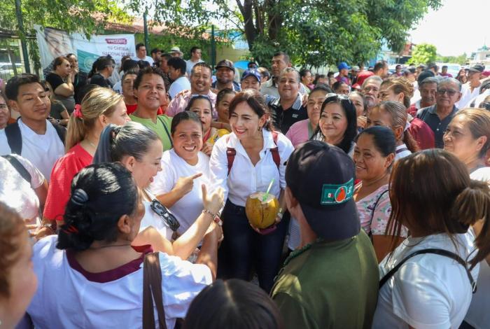 Militantes y simpatizantes de Morena reciben a Gaby Molina en LC