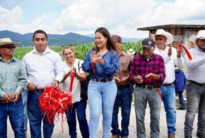 Mónica Valdez entrega 12 puentes saca cosecha en ejidos de Tarejero, con hechos transforma Zapacu