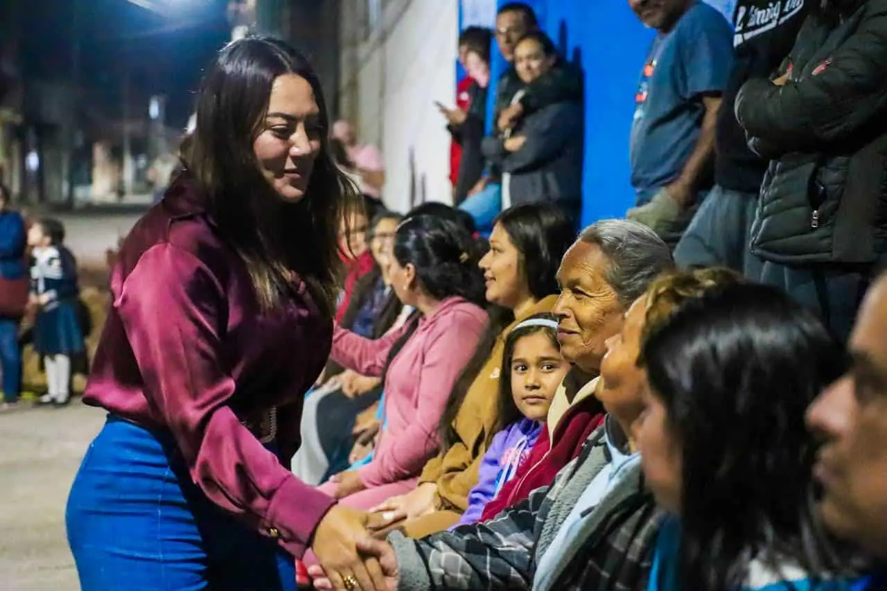  Mónica Valdez supervisa acciones de mejora en la colonia Obrera