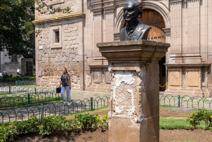 Monumentos de Morelia sobreviven al tiempo; sus placas, en pleno deterioro