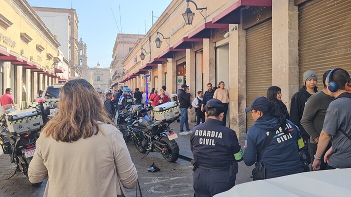 Morelia: 3 motociclistas armados asaltan 3 locales de joyería en la Plaza de la Mujer