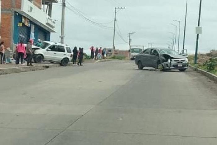 Morelia: Chocan camioneta y automóvil de frente en la zona Oriente