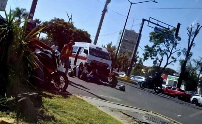  #Morelia | Choque entre combi y moto deja 2 heridos en la Av. Camelinas  