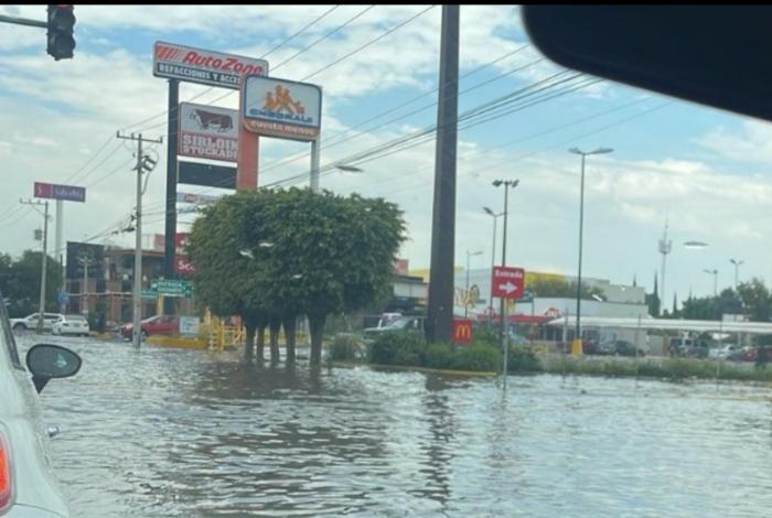 Morelia, con encharcamientos en cruces viales por fuerte lluvia