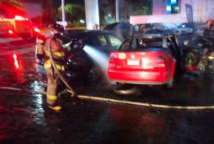 Morelia: Conductor a exceso de velocidad choca contra dos autos en agencia de Camelinas