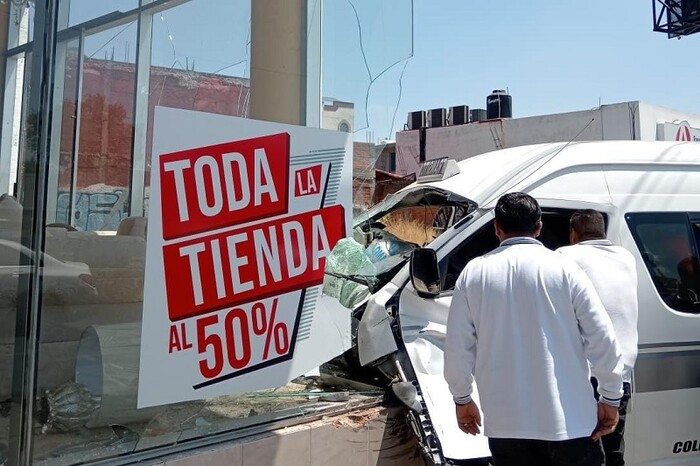 Morelia: Conductor de combi fallece por infarto tras chocar contra mueblería