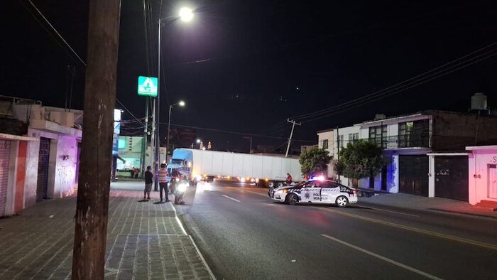 Morelia: Tráiler choca y deja inclinado poste de luz en la Avenida Morelos Norte