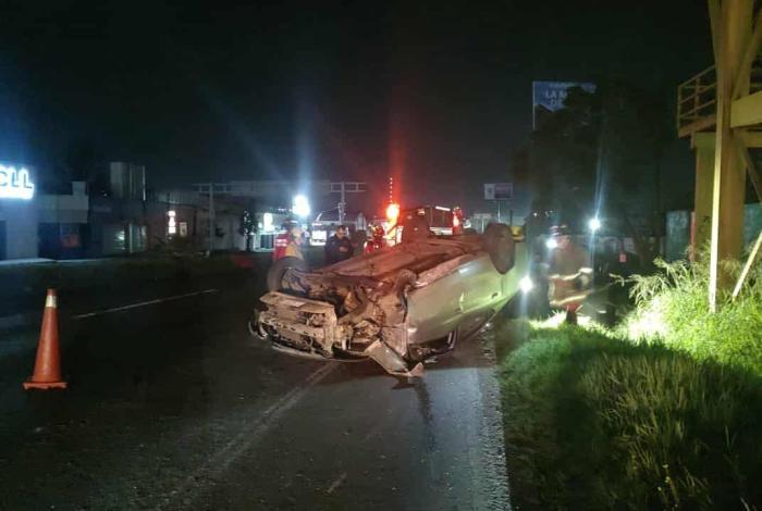 Morelia: vuelca su carro en la Morelos Norte