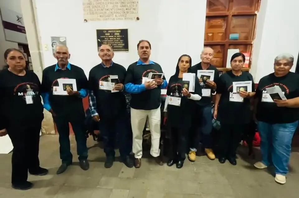 Morelos impulsa el reencuentro de familias migrantes, Julio César Conejo Alejos apoya a dos grupos de adultos mayores para tramitar su VISA