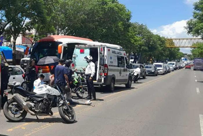 Moto es chocada por otro vehículo en avenida Madero Poniente de Morelia; hay 2 heridos