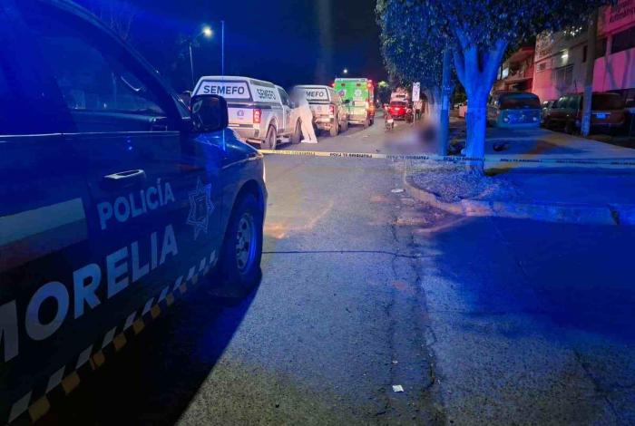 Motocicleta derrapa en la avenida Morelos Norte de Morelia; hay un muerto y un herido