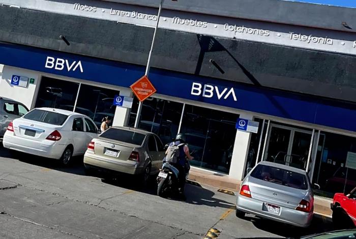 Motociclista armado asalta a varios cuentahabientes dentro de un BBVA en Morelia