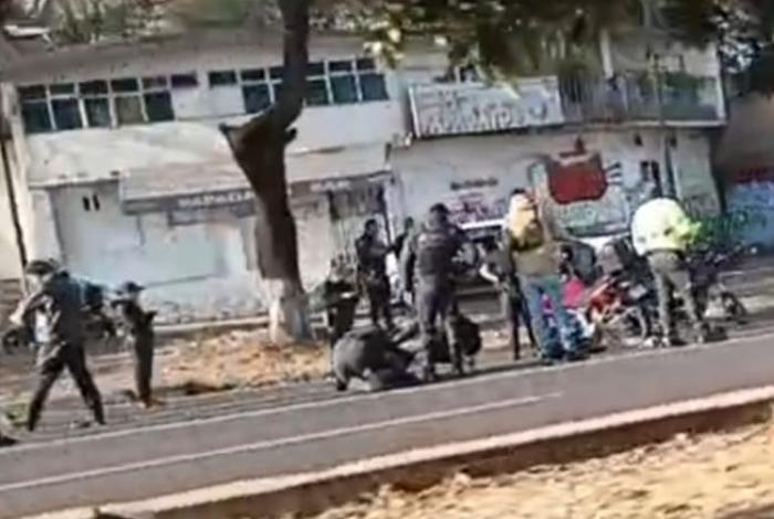 Motociclista arrollad0 en salida a Charo no logra sobreviv1r