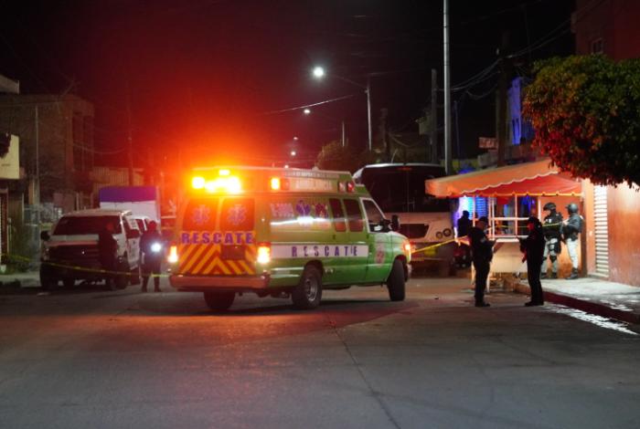 Motociclista atacado a balazos se impacta contra camión de pasajeros en Zamora