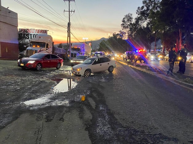 Motociclista cae en bache y queda malherido sobre el libramiento norte de Morelia