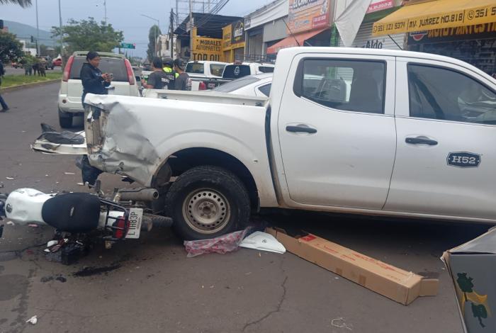 Motociclista choca contra camioneta estacionada y muere en un hospital de Zamora