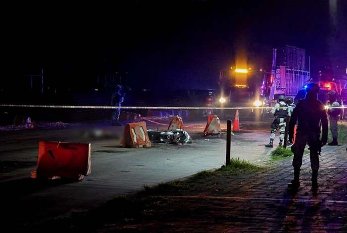Motociclista derrapa y muere atropellado por un camión, en el Libramiento de Uruapan