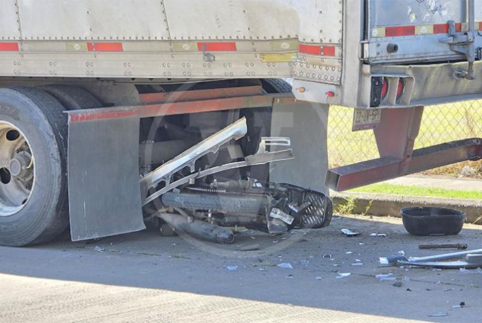 Motociclista es embestido por una camioneta y proyectado debajo de un tráiler, en Zamora