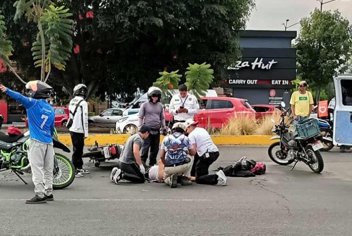 Motociclista es impactado por un vehículo en Calzada La Huerta de Morelia