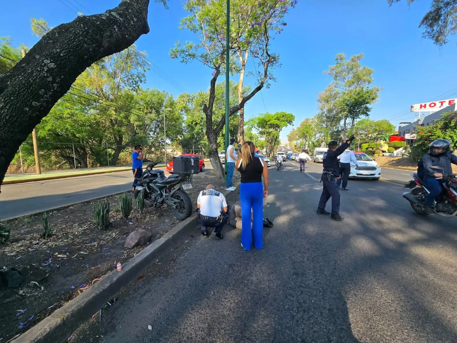 Motociclista evita choque contra camión, pero cae y queda herido en la Madero Poniente de Morelia