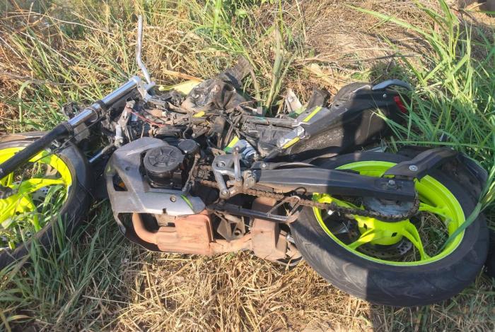 Motociclista fallec3 tras chocar su unidad contra una camioneta, en Zitácuaro