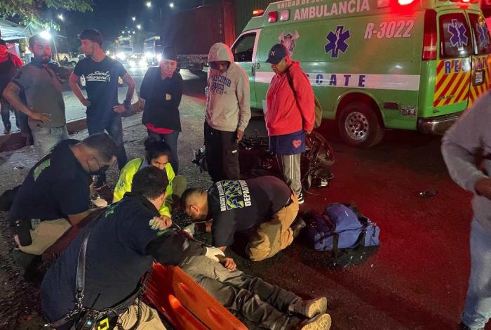 Motociclista gravemente herido al chocar contra camioneta, en Uruapan