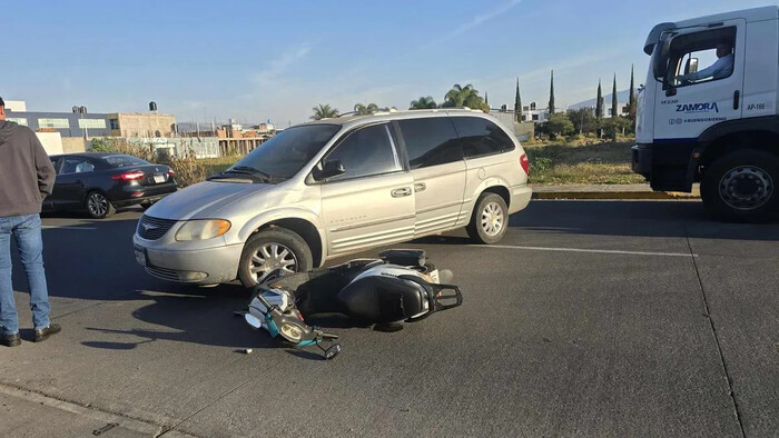 Motociclista herido en choque contra camioneta en Zamora