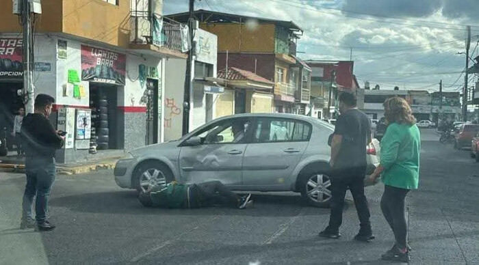 Motociclista herido por choque contra auto en colonia Ramón Farías de Uruapan