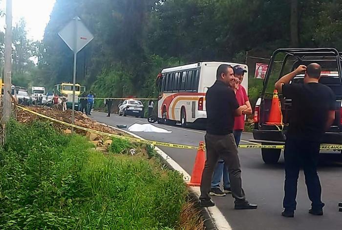Motociclista muere al chocar contra autobús de pasajeros en Tancítaro