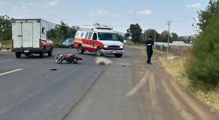 Motociclista muere en choque contra camioneta en Tangancícuaro