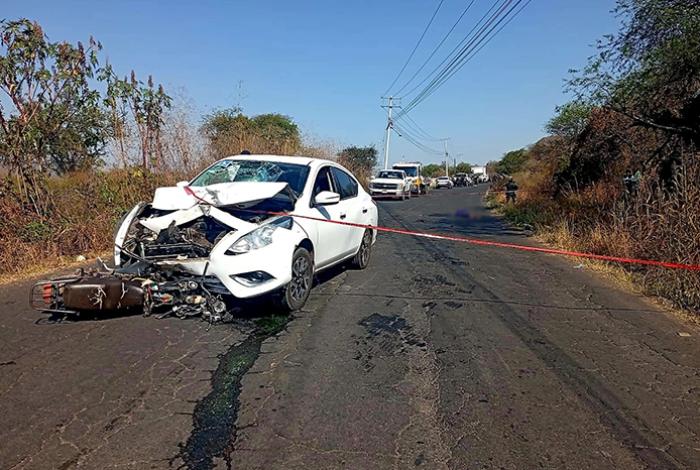 Motociclista muere en choque contra auto, en Zamora