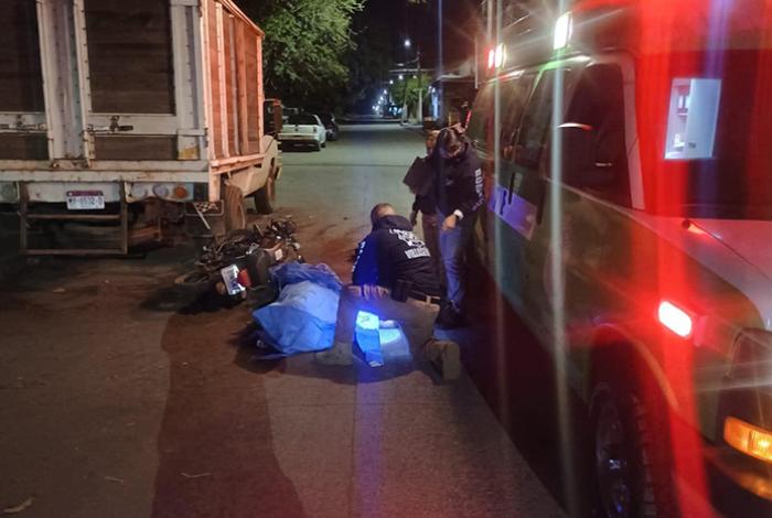 Motociclista muere tras chocar contra camioneta estacionada, en Uruapan