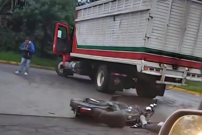 Motociclista pierde la vida al chocar contra un camión en Uruapan