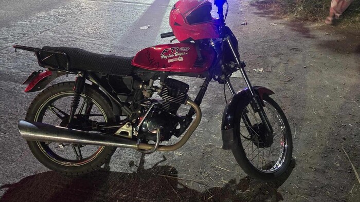 Motociclista presuntamente ebrio cae de su unidad y queda herido