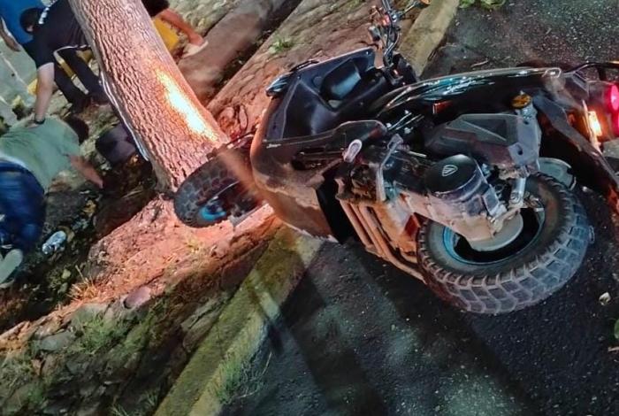 Motociclista queda gravemente herido tras chocar contra un árbol en LC